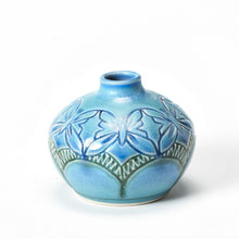Load image into Gallery viewer, ⭐ Historian&#39;s Choice! | Petite Vases 2024 | Hand-Thrown Vase #089
