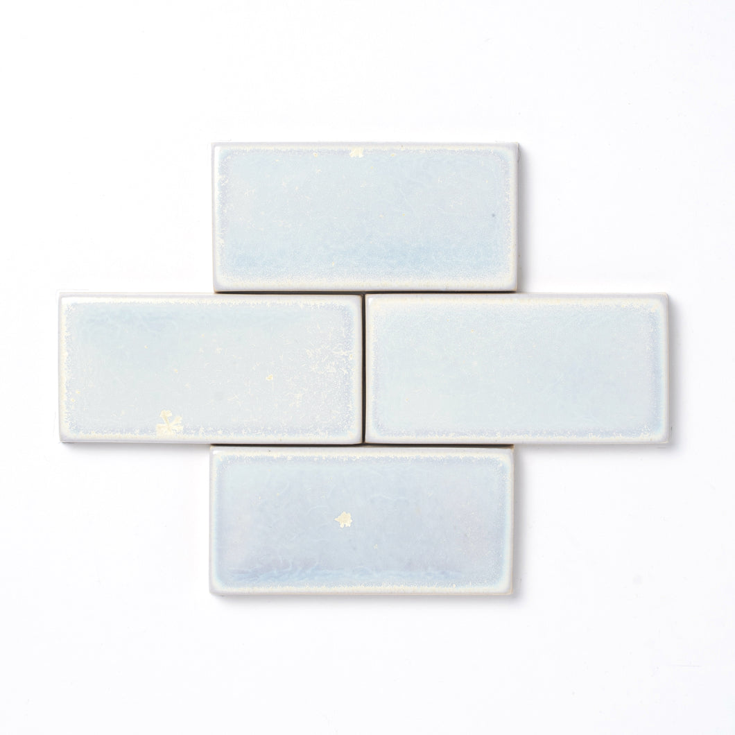 One of our most intriguing gloss whites, Okami blends white and and blue-grey tones that occasionally feature organically formed muted yellow crystals.