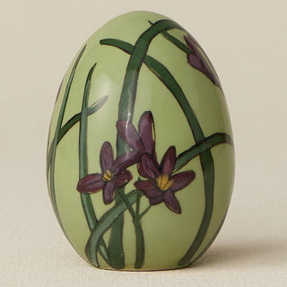 Close-up details of the ceramic handcrafted egg.