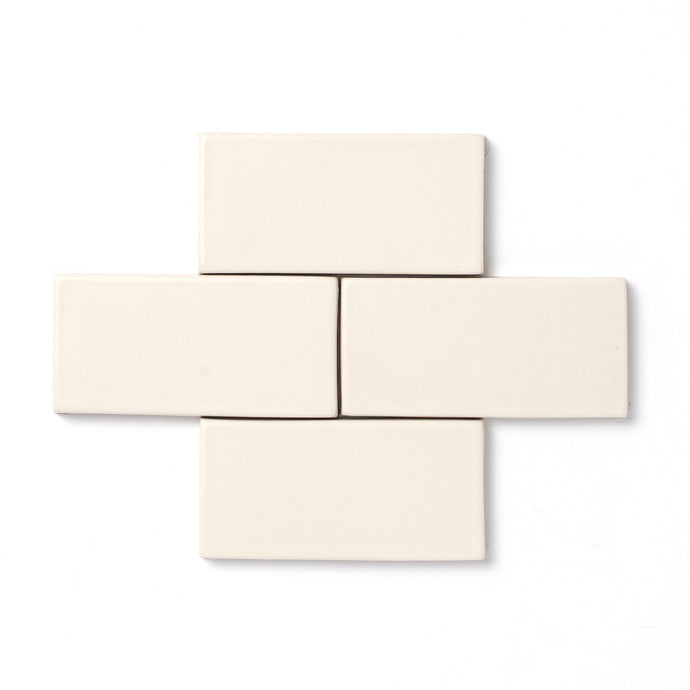 Reminiscent of ancient alabaster sculptures, this soft white glaze is consistent in both color and surface texture and presents an opaque break on relief details as well as the tile edge.