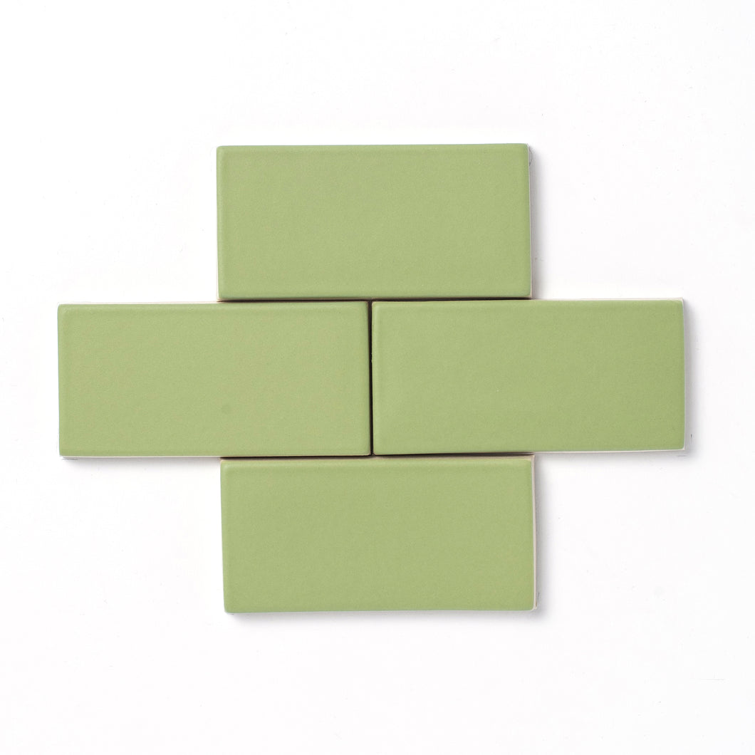 Evocative of ivy vines, this vivid light green provides slight variation in color and offers a smooth matte surface texture and opaque edge break.