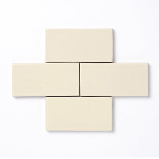This glaze is a light neutral yellow offering a subtle warmth and showcasing a high-gloss surface texture and opaque edge break.