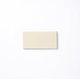 This glaze is a light neutral yellow offering a subtle warmth and showcasing a high-gloss surface texture and opaque edge break.
