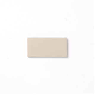 A glaze with a sense of Italian ease and old-world romanticism, Roman White features a consistent light beige color, smooth matte surface texture and an opaque edge break. 