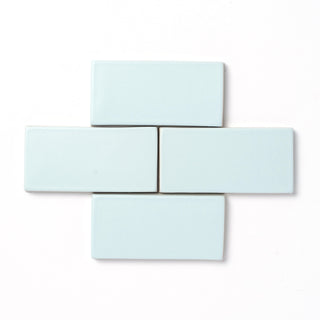 This pale blue glaze has a show-stopping quality that features a smooth matte texture, consistent color and tone and an opaque edge break.