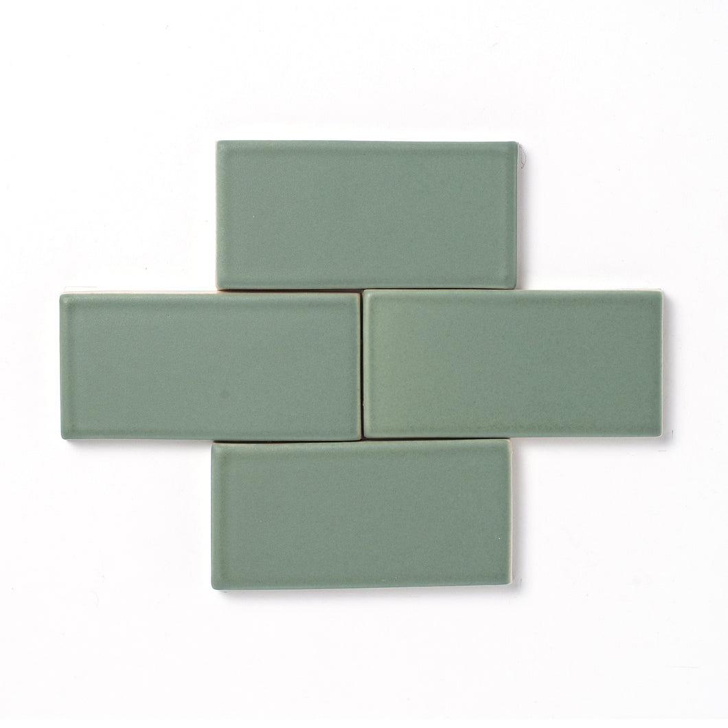 A green to envy, this matte glaze is undeniably fresh and verdant. Swaledale features a smooth matte finish, consistent color tone and an opaque edge break.  